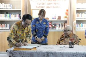 Prof. Mohammad Laica Marzuki Sumbangkan 2.355 Koleksi Bukunya untuk Perpustakaan Unhas