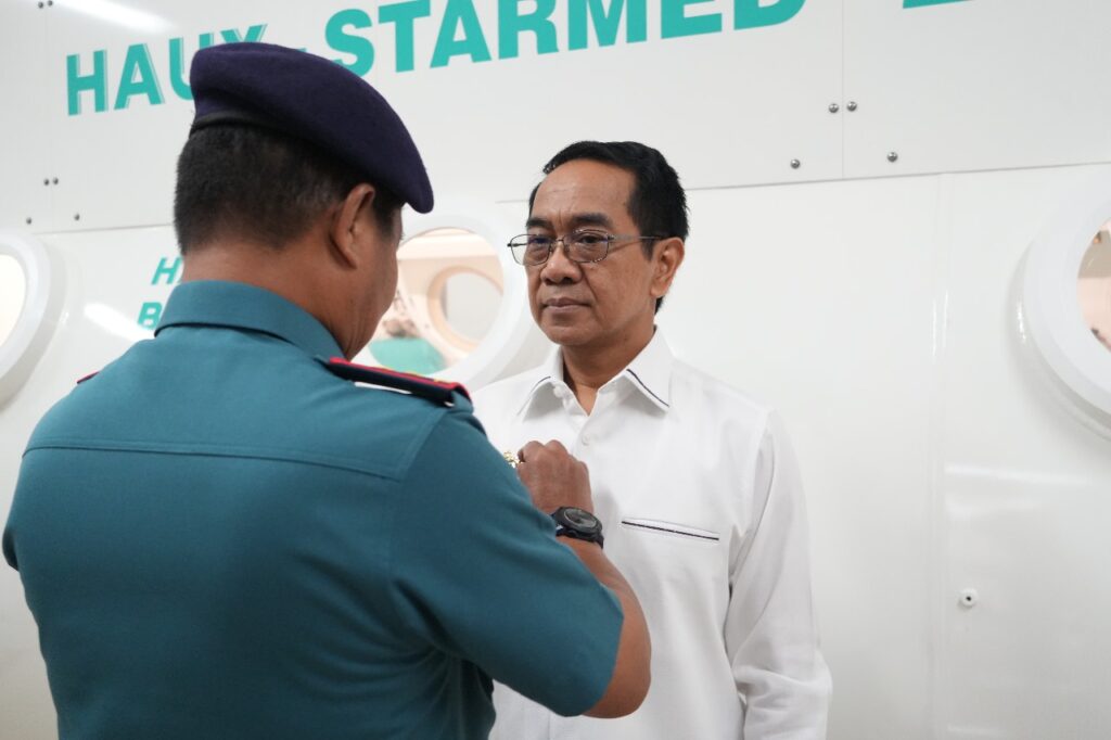 Rektor Unhas Terima Brevet Kehormatan Hiperbarik dari Komando Armada RI, Kodaeral VI