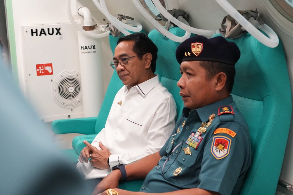 Rektor Unhas Terima Brevet Kehormatan Hiperbarik dari Komando Armada RI, Kodaeral VI