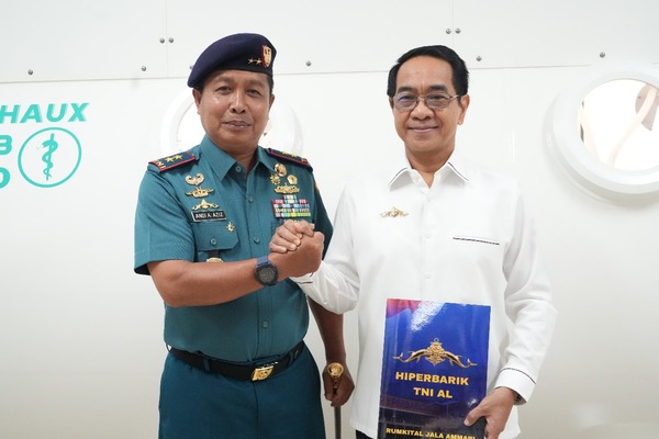 Rektor Unhas Terima Brevet Kehormatan Hiperbarik dari Komando Armada RI, Kodaeral VI