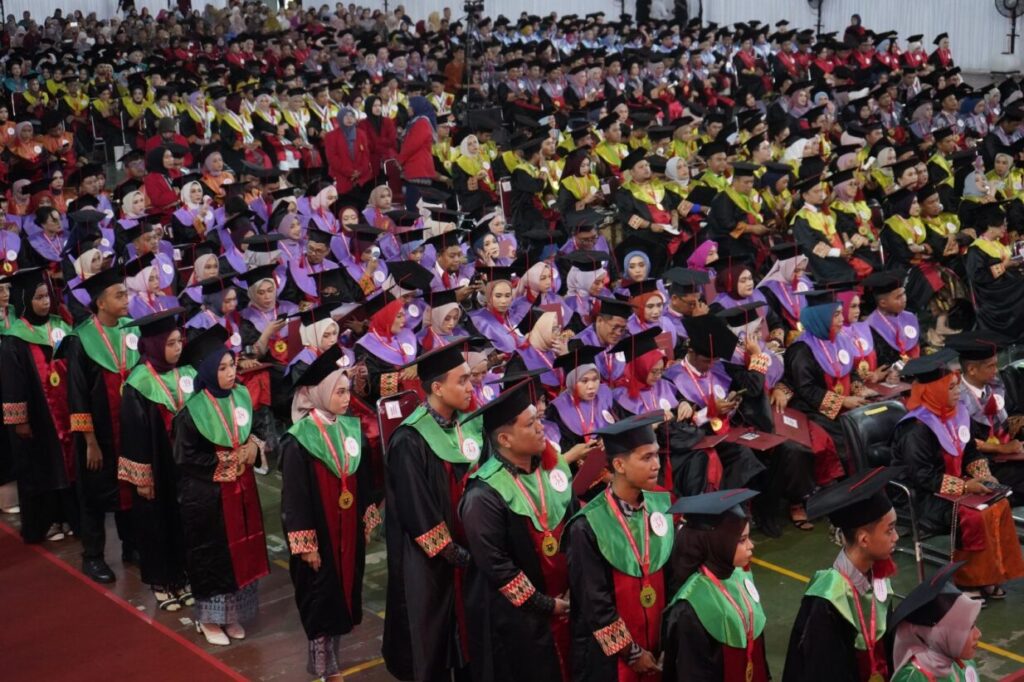 Lulusan Terbaik Unhas Periode Oktober 2025 Raih Penghargaan dan Tabungan Pendidikan