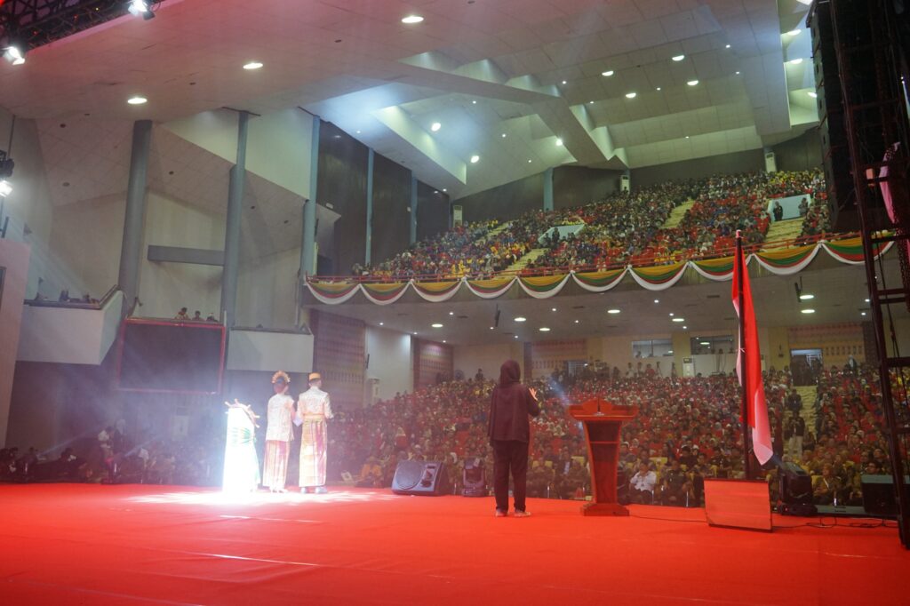 Juru Bahasa Isyarat Warnai Pembukaan PIMNAS ke-38 di Unhas, Wujud Kampus Inklusif