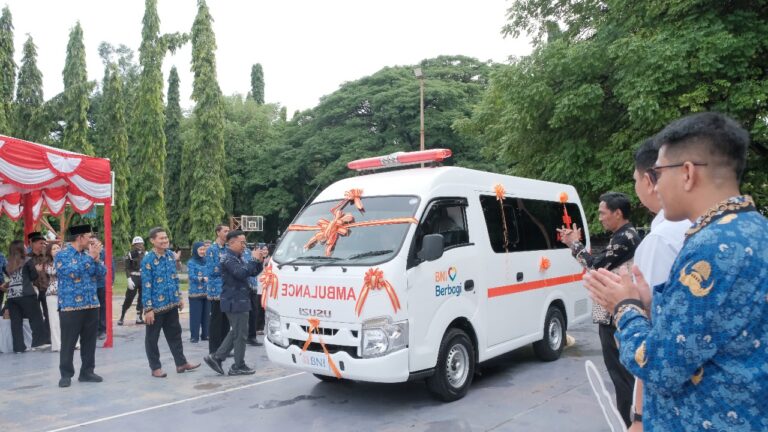 Momen Hari Pahlawan, Rumah Sakit Unhas Terima Bantuan Ambulans dari BNII 1