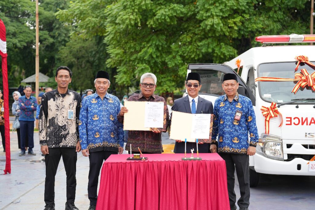 Momen Hari Pahlawan, Rumah Sakit Unhas Terima Bantuan Ambulans dari BNII 1