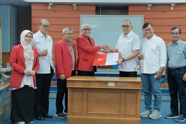 Penyerahan Hasil Penyaringan Calon Rektor Unhas dari Senat Akademik ke Majelis Wali Amanat