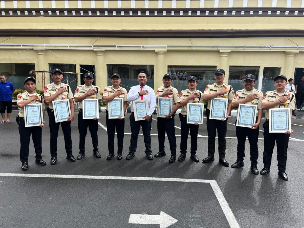 12 Anggota Satpam Unhas Terima Penghargaan dari Kapolrestabes Makassar