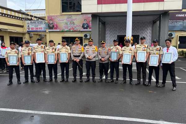 12 Anggota Satpam Unhas Terima Penghargaan dari Kapolrestabes Makassar