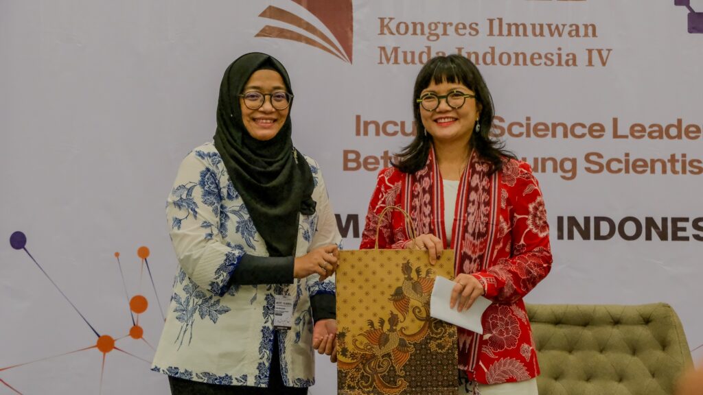 Di Unhas, Wamen Stella Christie Sampaikan Pesan Inspiratif kepada Ilmuwan Muda Indonesia - Australia