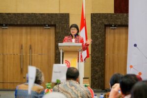 Di Unhas, Wamen Stella Christie Sampaikan Pesan Inspiratif kepada Ilmuwan Muda Indonesia - Australia