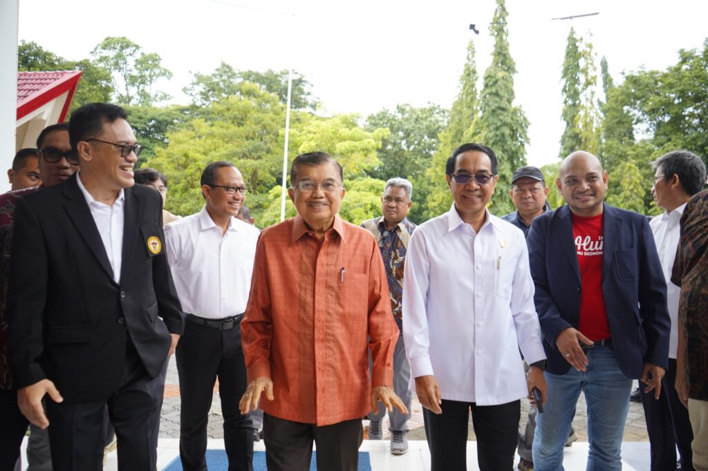 Jusuf Kalla Bahas Tantangan Ekonomi Global di Unhas