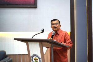 Jusuf Kalla Bahas Tantangan Ekonomi Global di Unhas