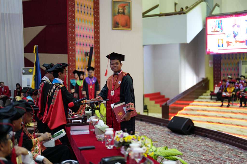 Prestasi Akademik Lulusan Terbaik pada Wisuda Unhas Periode Desember 2025
