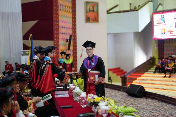 Prestasi Akademik Lulusan Terbaik pada Wisuda Unhas Periode Desember 2025