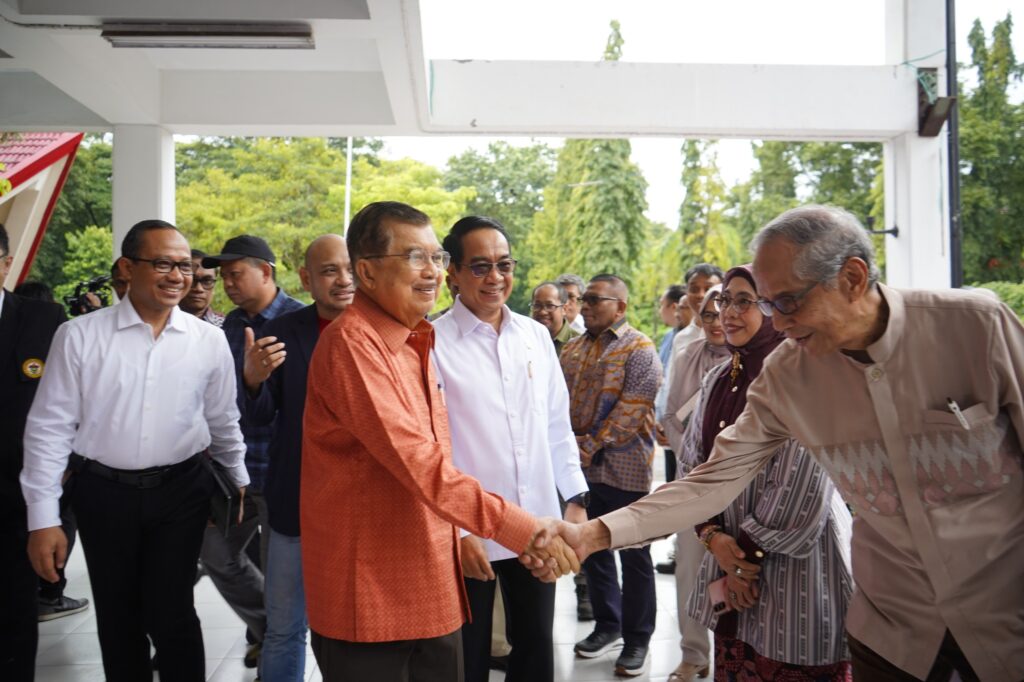 Sarasehan Ekonomi IKAIE Unhas, Rektor Wacanakan Rekonstruksi Strategi Pembangunan