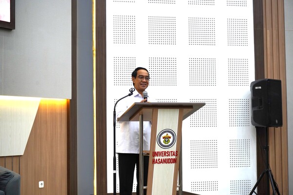 Sarasehan Ekonomi IKAIE Unhas, Rektor Wacanakan Rekonstruksi Strategi Pembangunan