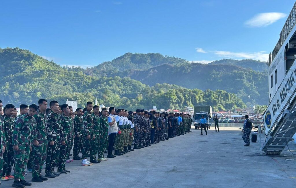 Tim Medis Unhas Intensif Layani Bakti Kesehatan di Sibolga Selama Tiga Hari dari atas KRI Radjiman