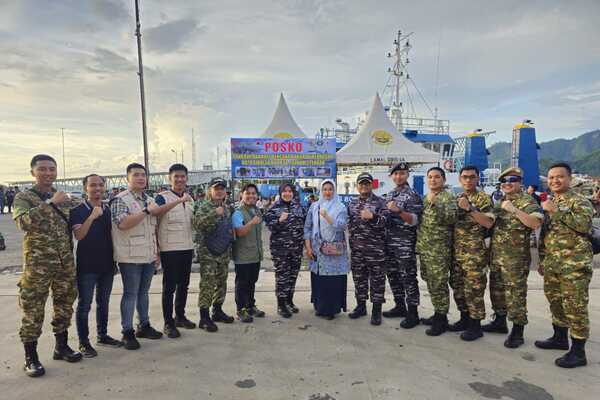 Tim Medis Unhas Intensif Layani Bakti Kesehatan di Sibolga Selama Tiga Hari dari atas KRI Radjiman