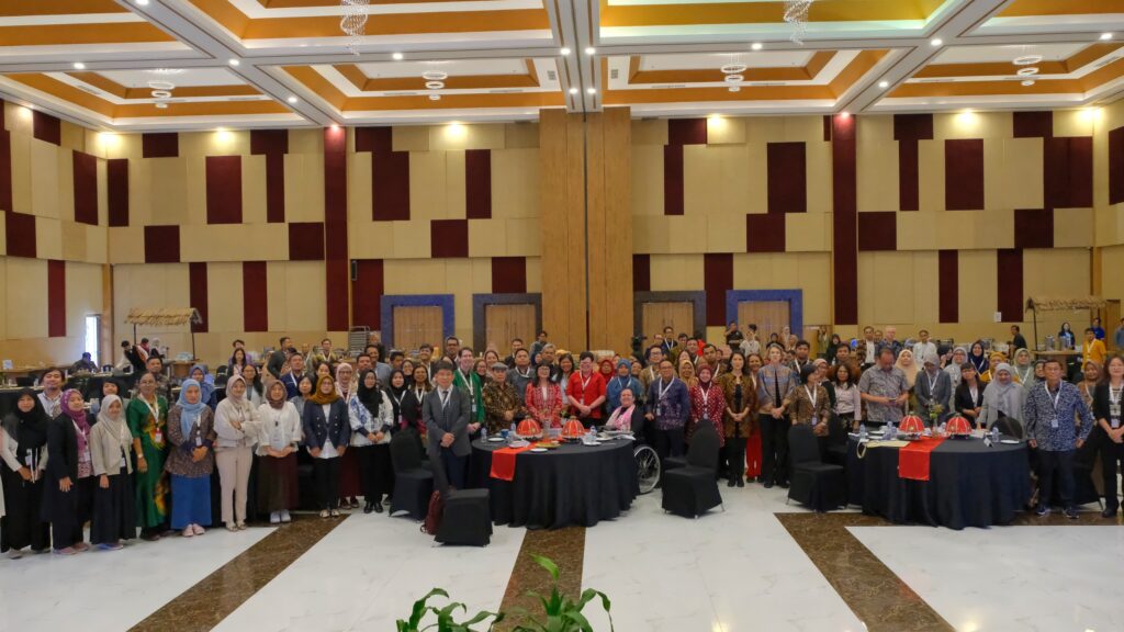 Di Unhas, Wamen Stella Christie Sampaikan Pesan Inspiratif kepada Ilmuwan Muda Indonesia - Australia