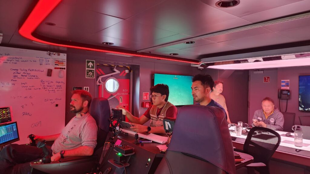 Peneliti FIKP Unhas Lakukan Riset Ekosistem Bawah Laut Bersama OceanX dan BRIN