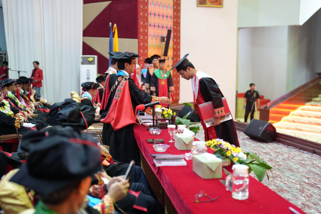 22 Lulusan Terbaik Unhas Raih Penghargaan, Dominasi Predikat Cum Laude