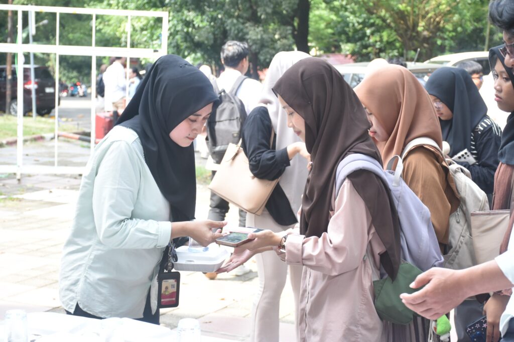 Mahasiswa Unhas Antusias Ikuti Berbagi Takjil Ramadan