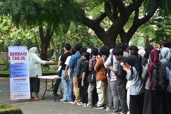 Mahasiswa Unhas Antusias Ikuti Berbagi Takjil Ramadan