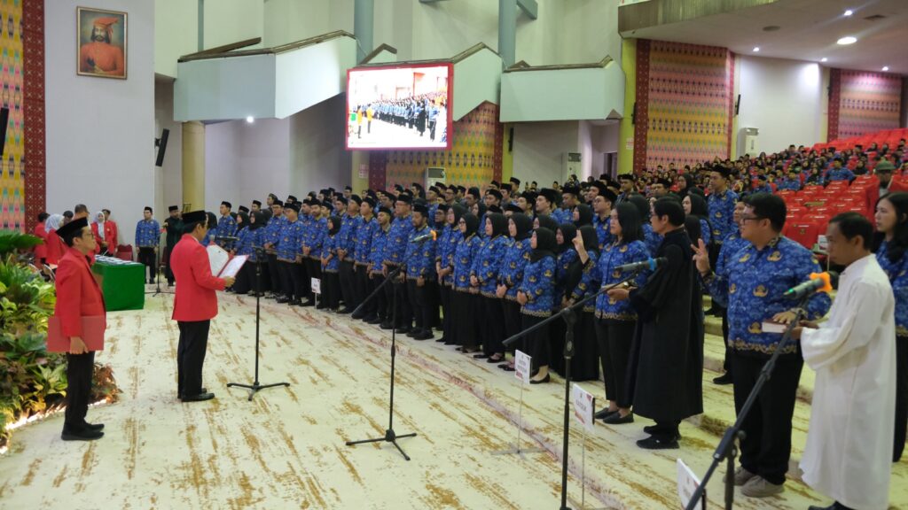 momentum bersejarah, unhas serahkan surat keputusan pengangkatan kepada 915 pegawai (2)