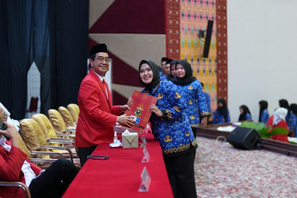 momentum bersejarah, unhas serahkan surat keputusan pengangkatan kepada 915 pegawai (3)