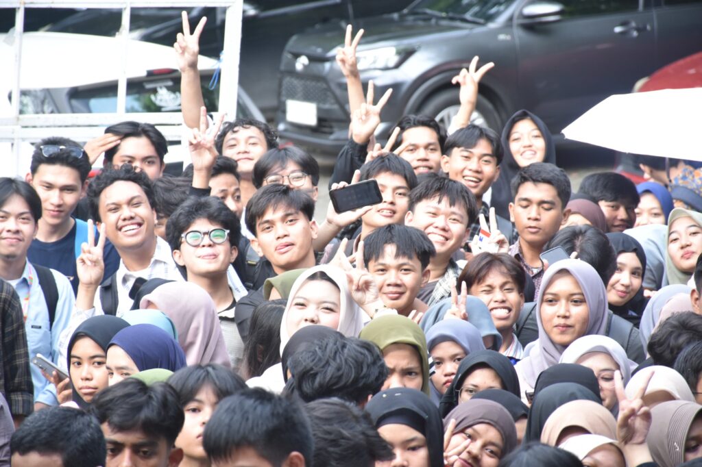 Unhas Kembali Salurkan 1.550 Paket Takjil pada Sesi Kedua Berbagi Ramadan