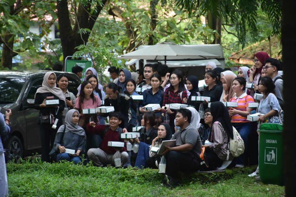 Unhas Kembali Salurkan 1.550 Paket Takjil pada Sesi Kedua Berbagi Ramadan