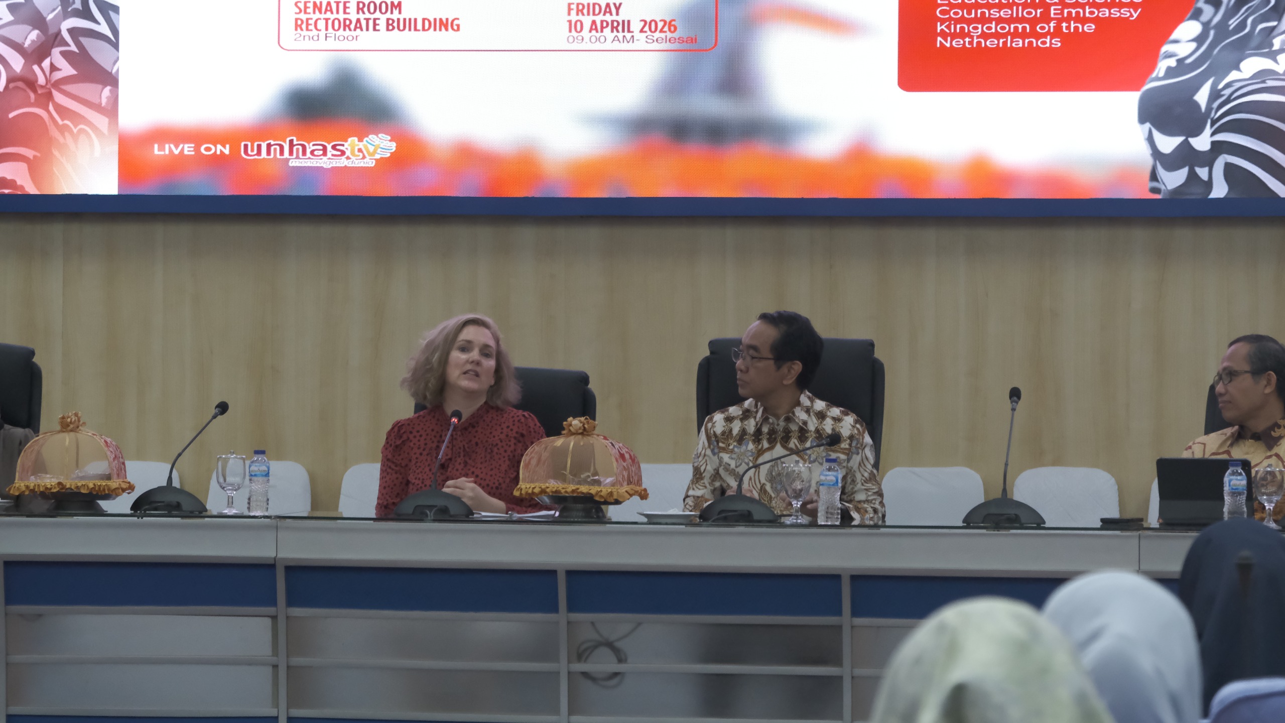 Panel diskusi resmi di ruang senat kampus