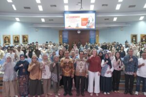 Foto bersama peserta di aula konferensi