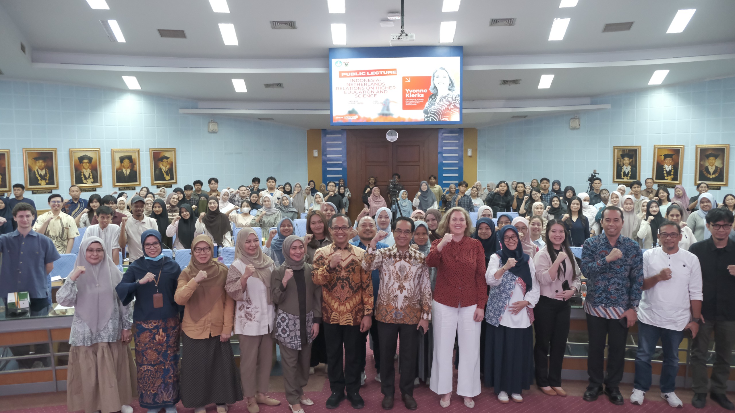 Foto bersama peserta kuliah umum di auditorium
