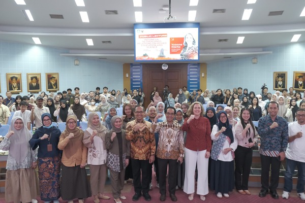Foto bersama peserta di aula konferensi