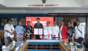 University officials display signed memorandum at Hasanuddin University