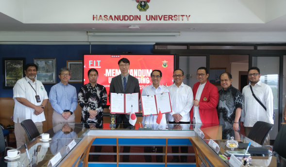 University officials display signed memorandum at Hasanuddin University