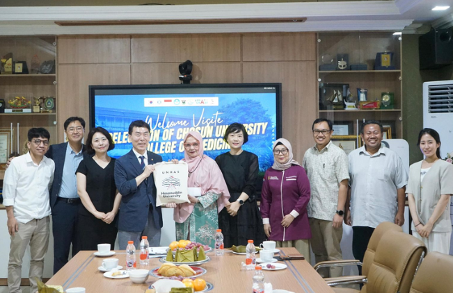 University delegation visit group photo in conference room