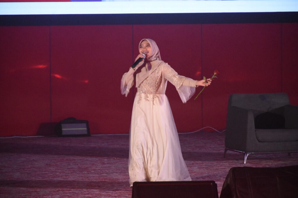 Penyanyi berhijab tampil di atas panggung