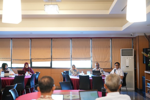 Rapat di ruang konferensi dengan beberapa peserta