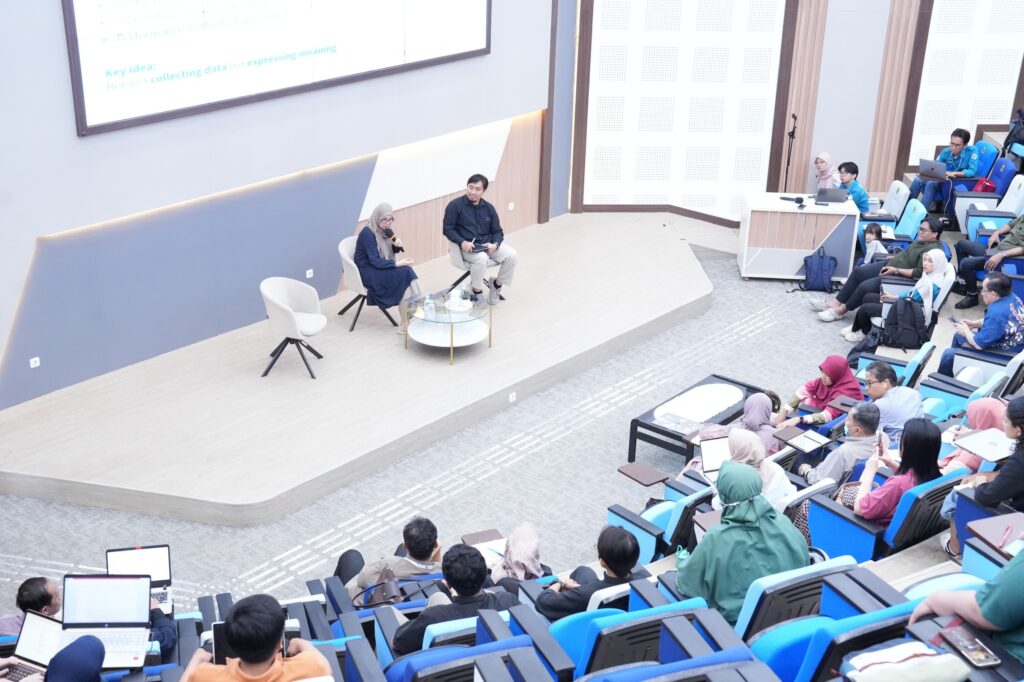 Seminar di aula kampus dengan pembicara dan audiens