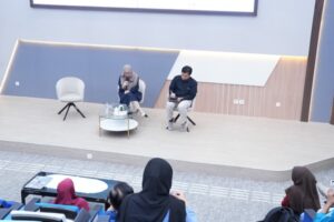 Dua pembicara di panggung auditorium kampus