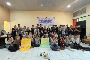Foto bersama peserta pelatihan di dalam ruangan