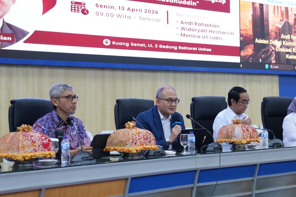 Diskusi panel di ruang senat universitas