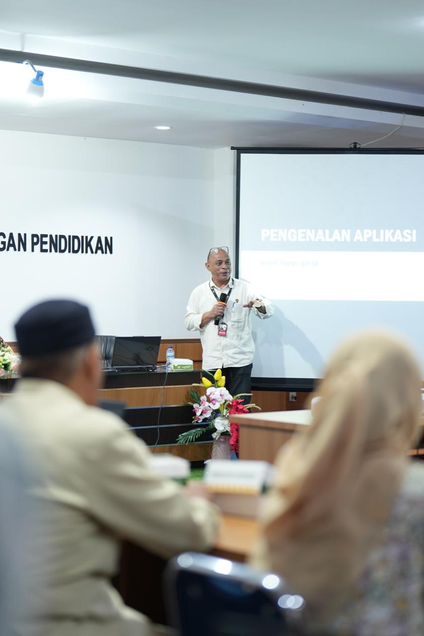 Pria mempresentasikan pengenalan aplikasi di ruang rapat