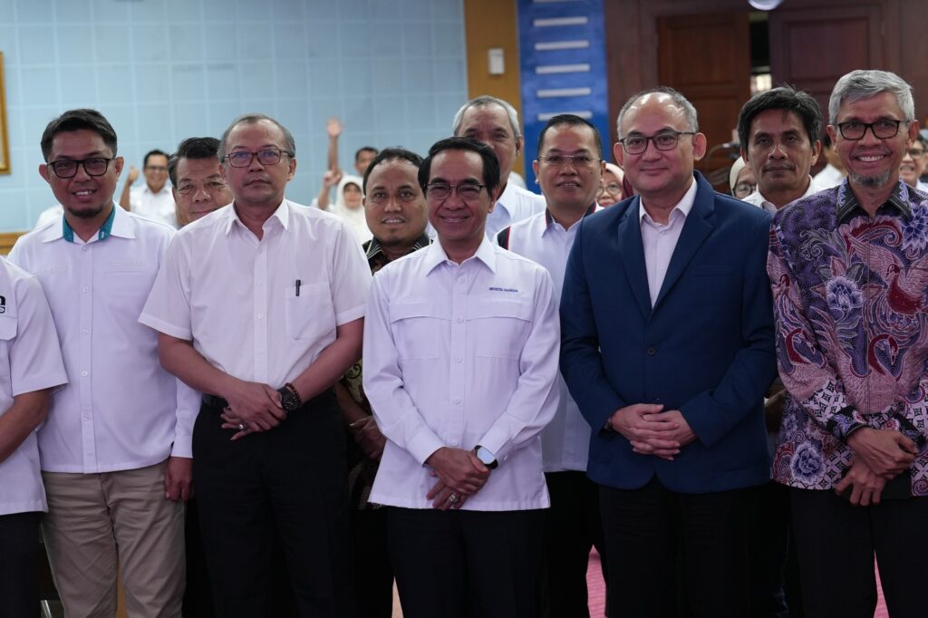 Sekelompok pria berbusana formal berfoto bersama