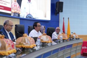 Pejabat duduk di meja konferensi resmi