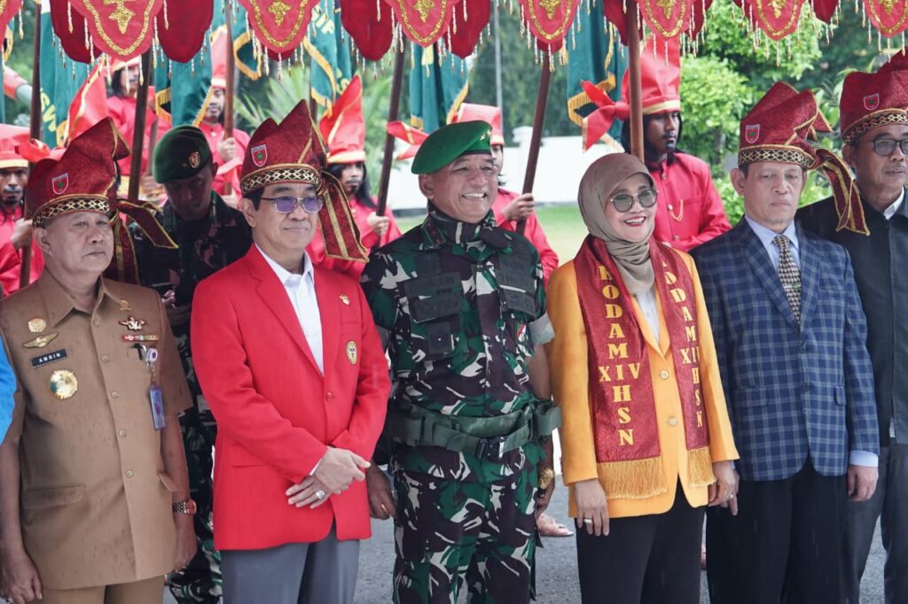 Pejabat dan tentara dalam upacara adat resmi