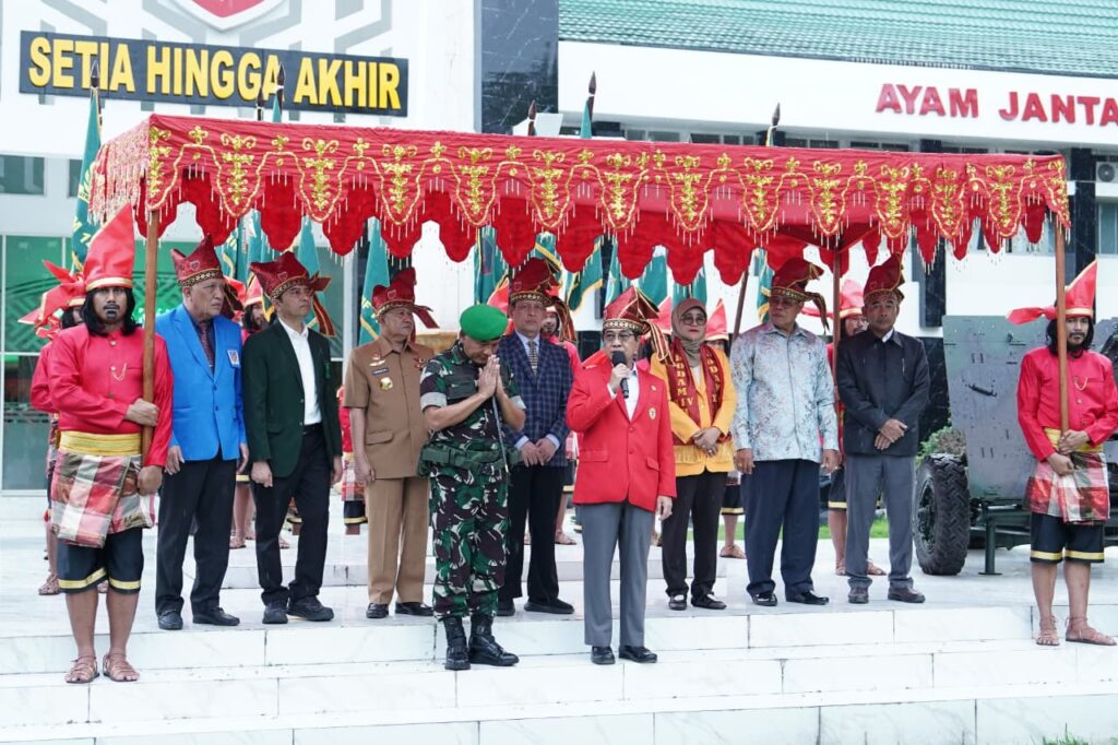 Pejabat dan tokoh hadir dalam upacara adat resmi