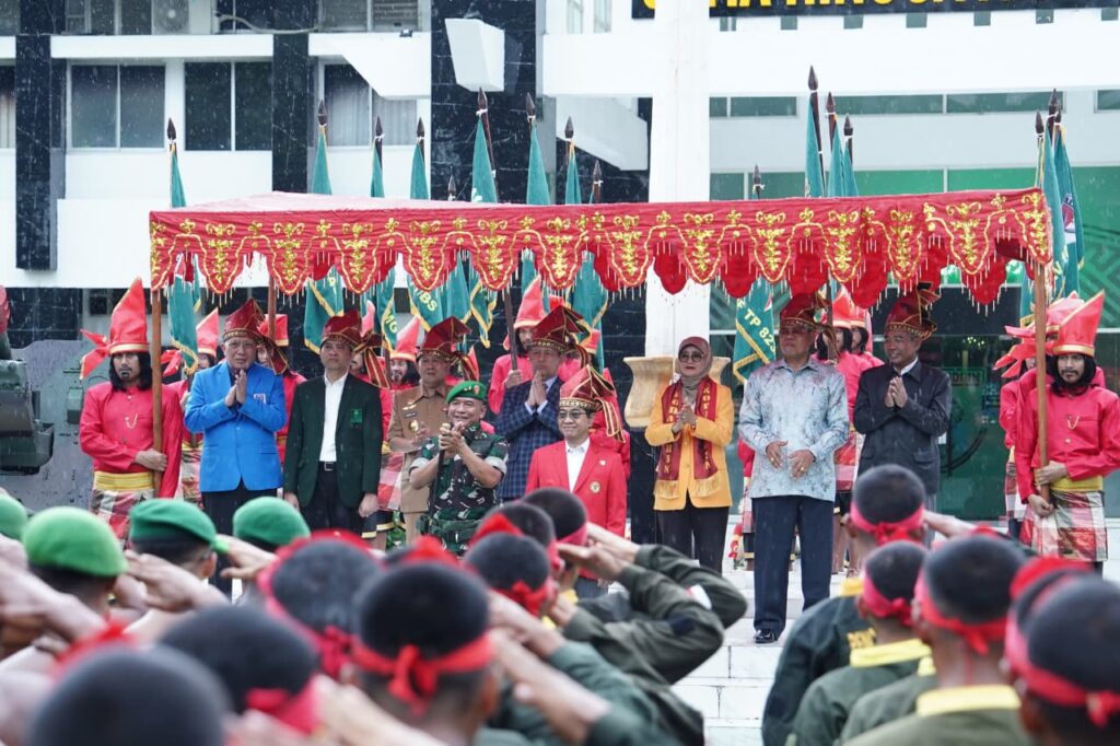 Pejabat dan tentara dalam upacara resmi