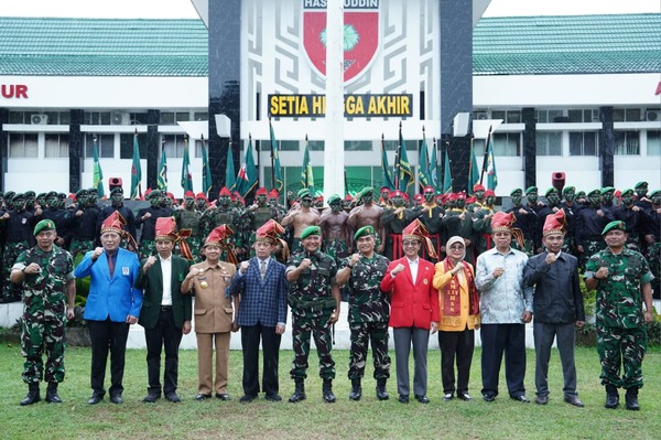 Pejabat dan tentara berfoto di depan gedung